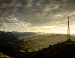Gipfel des Grünten bei mystischer Stimmung, Blick vom Gebirgsjägerdenkmal Richtung Sonthofen