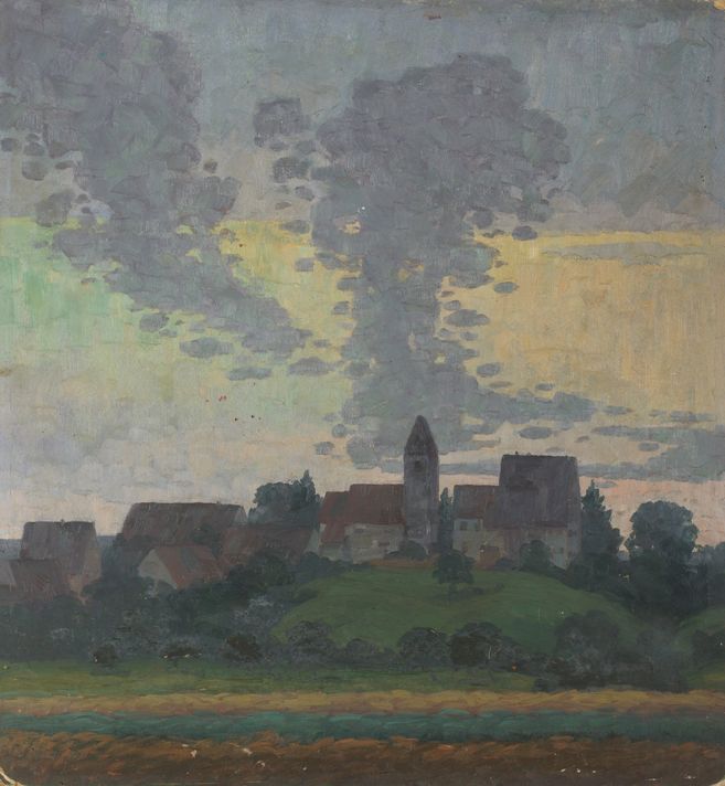 Die Ansicht eines kleinen Dorfs im Allgäu, das etwas erhöht auf einem Hügel liegt. Kirche und Häuser werden von einem stimmungsvollen Himmel überragt.