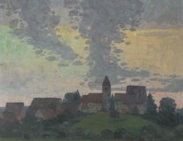 Die Ansicht eines kleinen Dorfs im Allgäu, das etwas erhöht auf einem Hügel liegt. Kirche und Häuser werden von einem stimmungsvollen Himmel überragt.